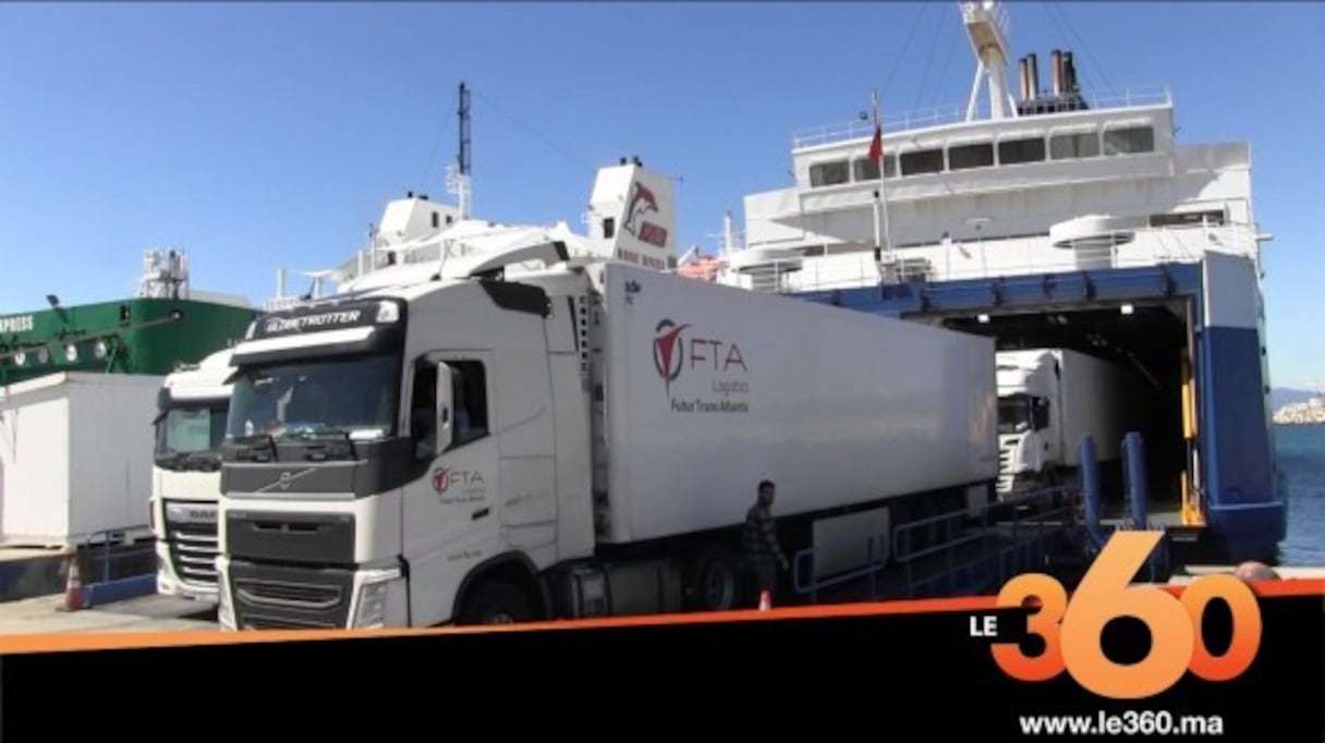 Navire transportant des camions à Tanger Med.
