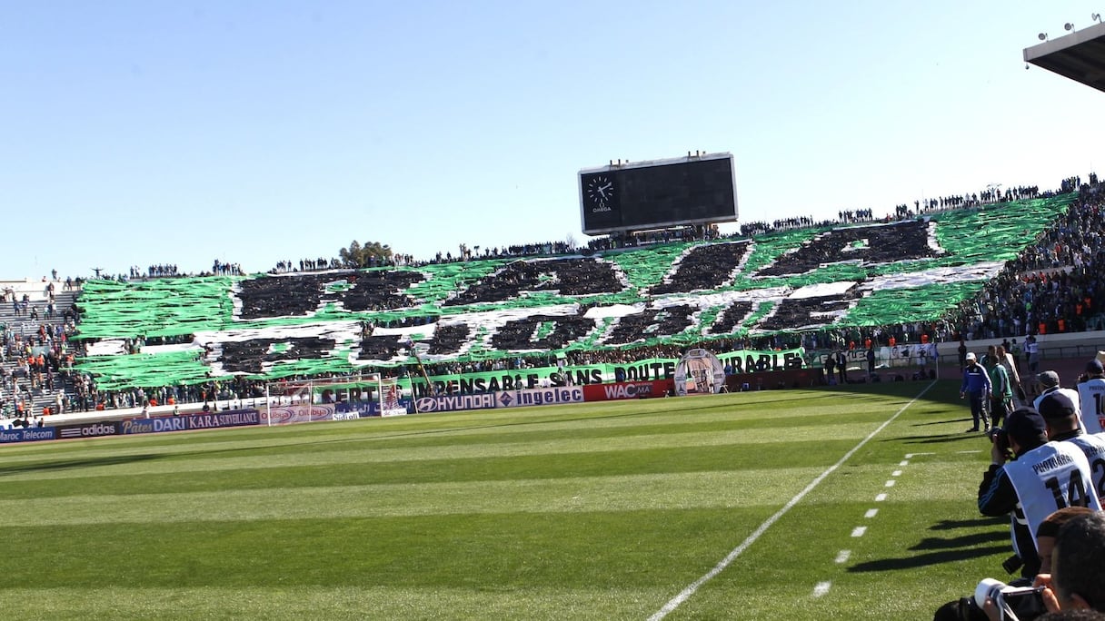 Le superbe tifo, digne des grandes rencontres, pour accueillir les deux formations mythiques de Casablanca.
