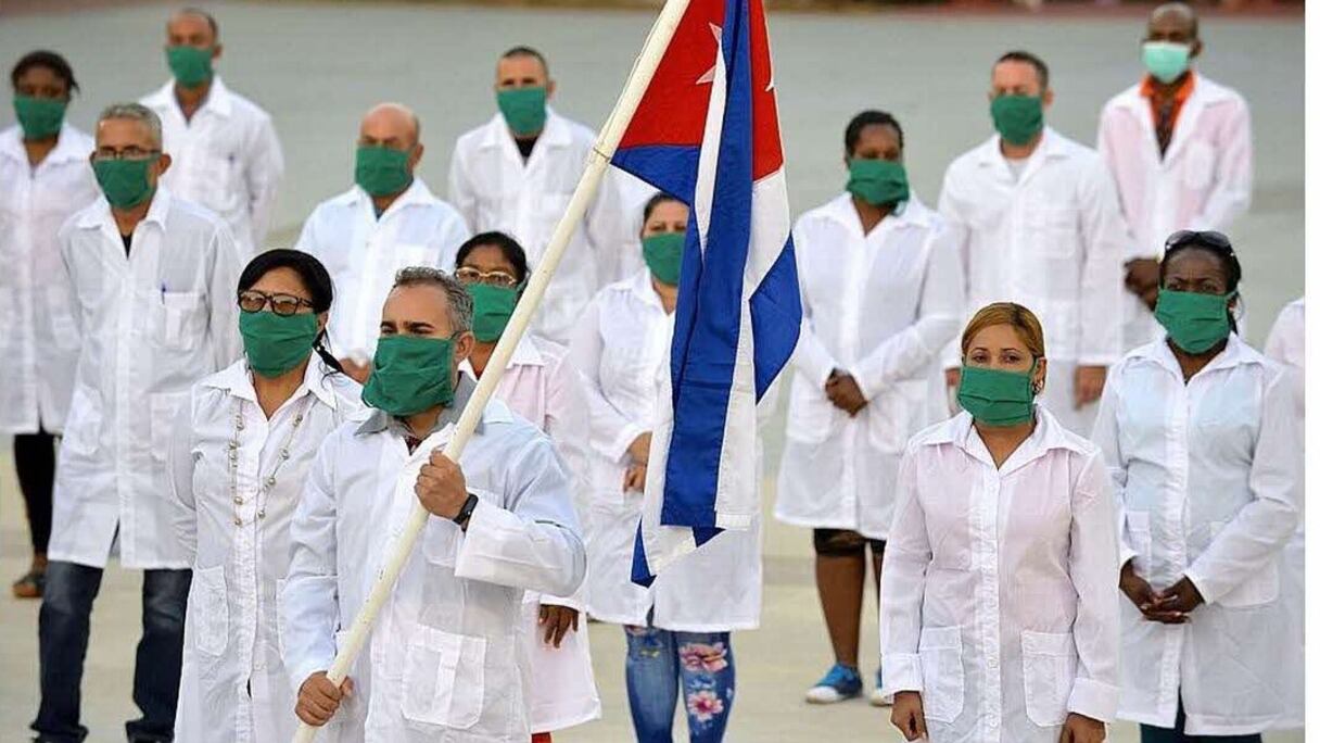 Accueil d'une équipe de médecins cubains à Alger. 
