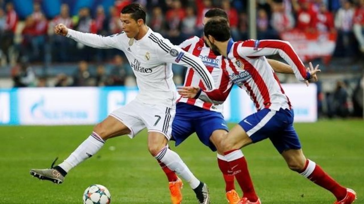 L'attaquant du Real Cristiano Ronaldo à la lutte avec deux joueurs de l'Atletico en quart de finale aller de la Ligue des champions.
