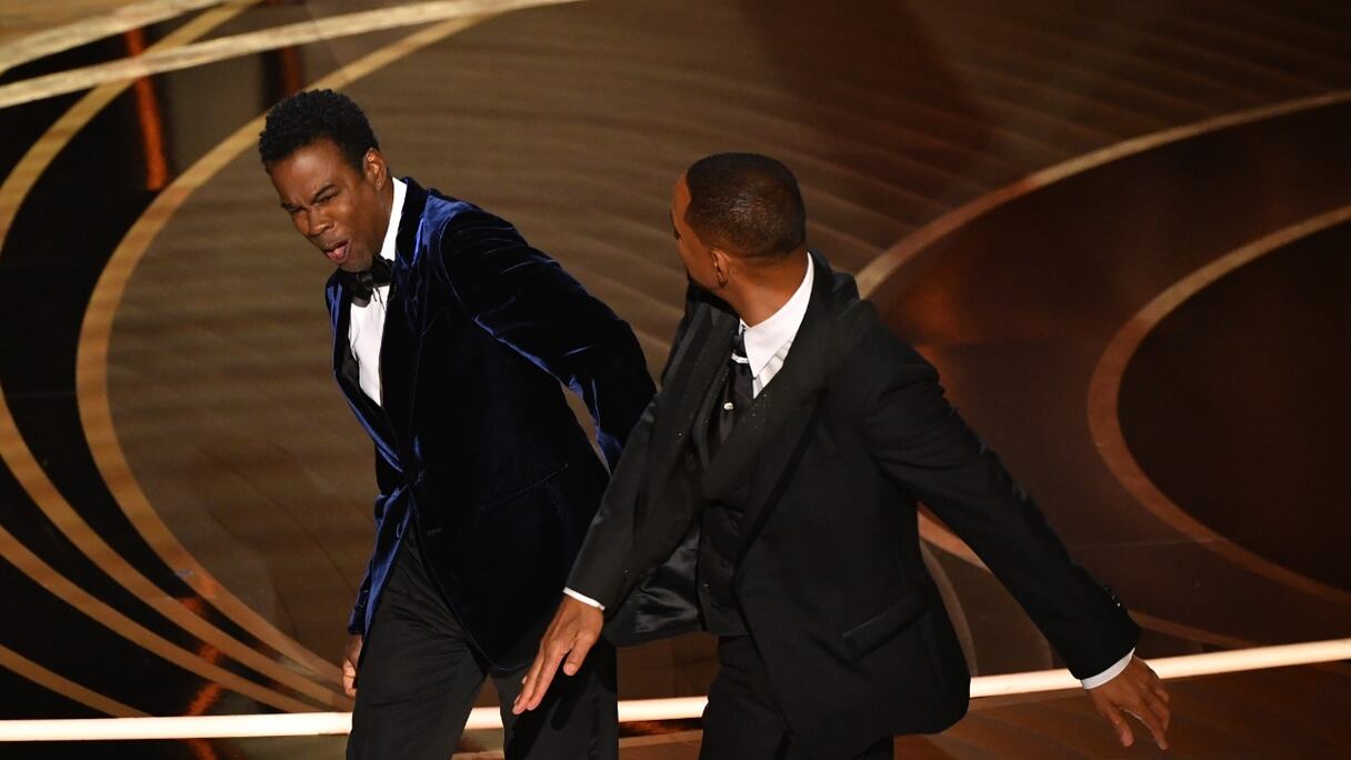 L'acteur américain Will Smith (à droite) gifle l'acteur américain Chris Rock sur scène lors de la 94e cérémonie des Oscars au Dolby Theatre à Hollywood, en Californie, le 27 mars 2022.
