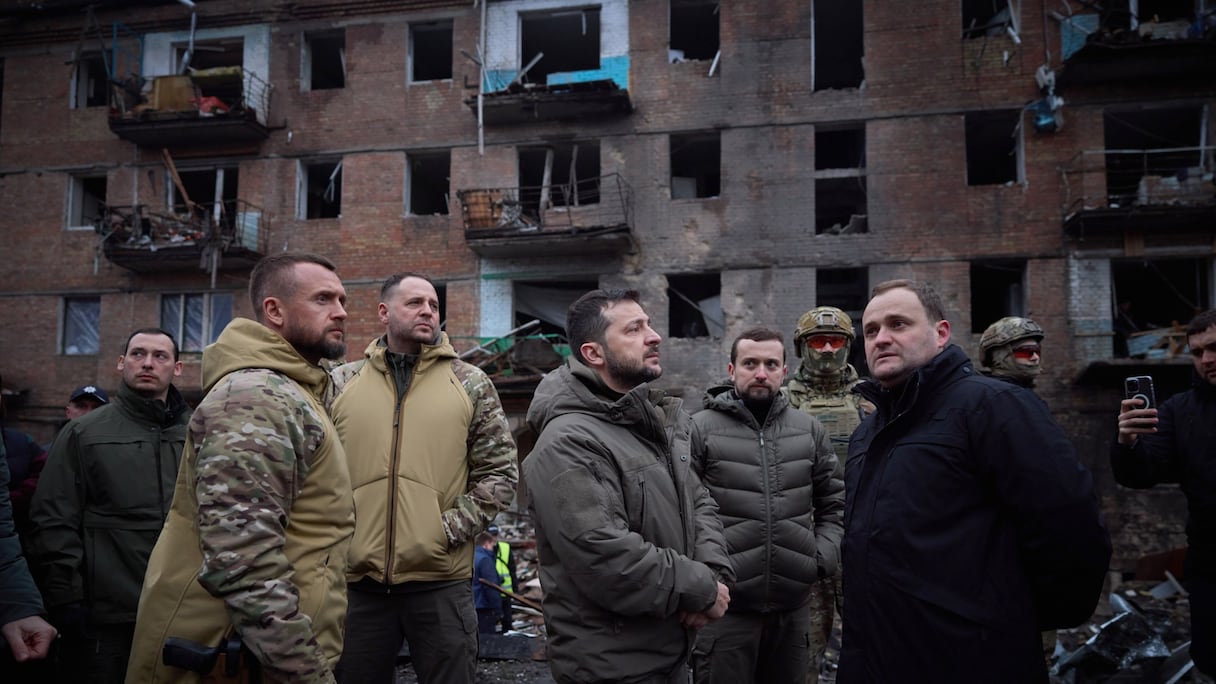 Le président ukrainien Volodymyr Zelensky (centre) inspectant un immeuble résidentiel à Vychhorod endommagé lors d'une attaque de missiles russes, à l'extérieur de Kiev.
