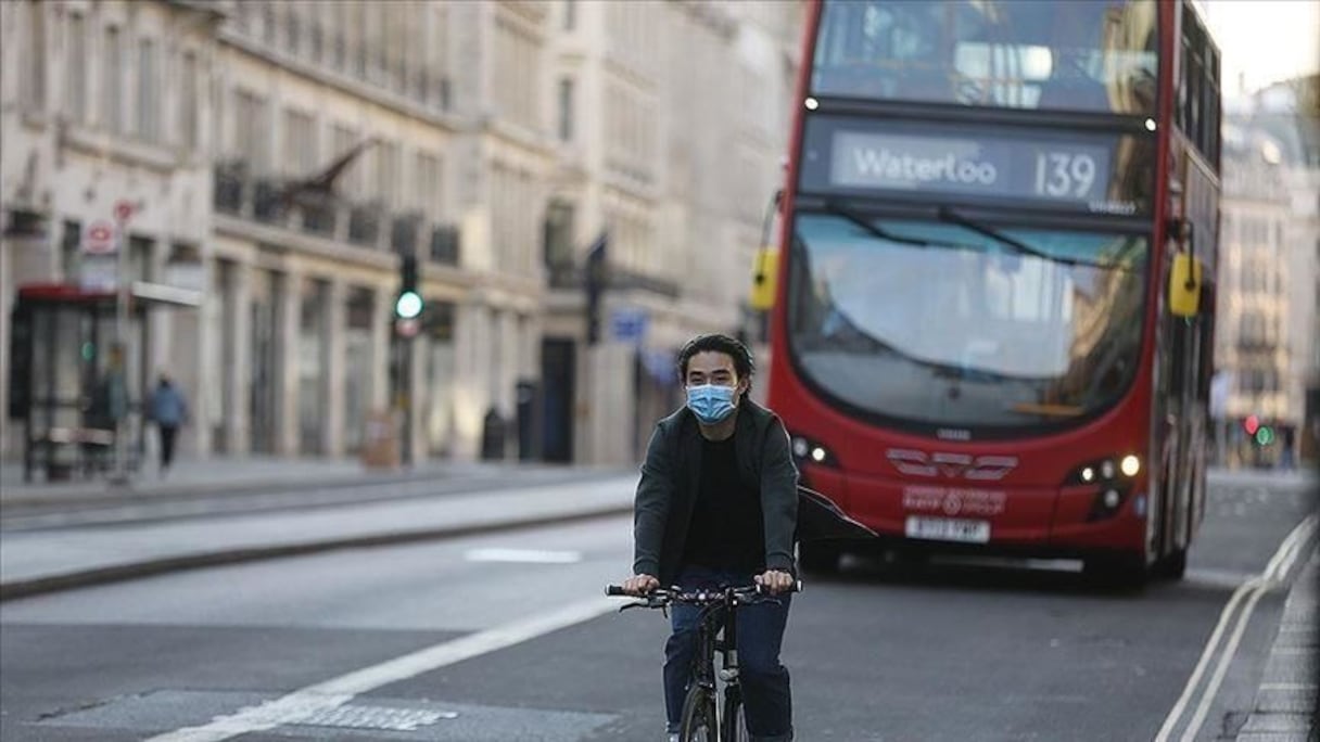 Dans une rue de Londres. 
