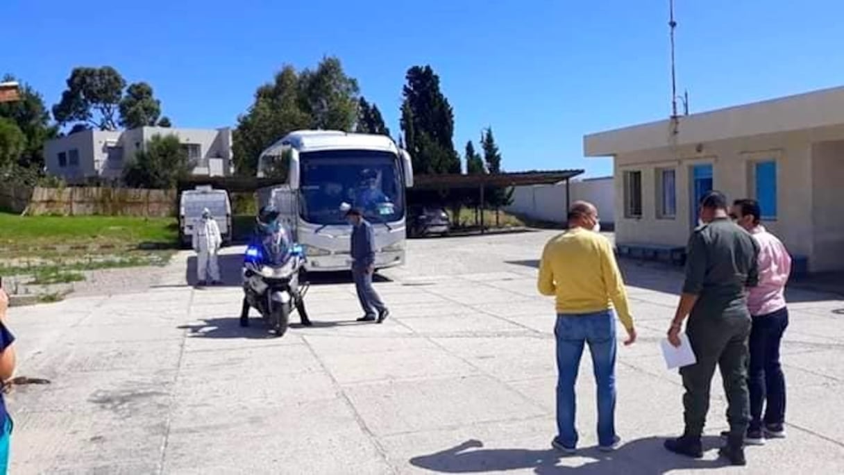 A Tanger, quelques instants avant le début du transfert des patients testés positifs au Covid-19 vers Benslimane.
