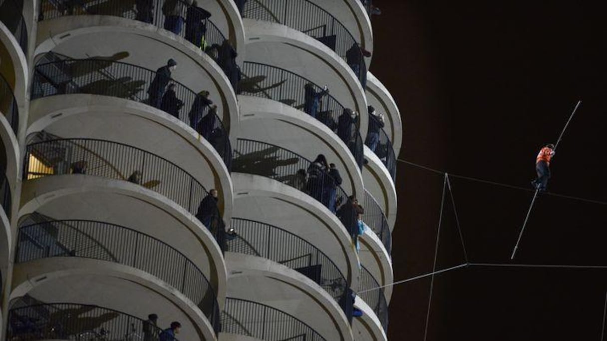 Le funambule américain a en effet relevé, dans la nuit de dimanche à lundi, ce défi insensé de traverser, à 180 mètres, du sol, trois des plus hauts gratte-ciel de la ville.
