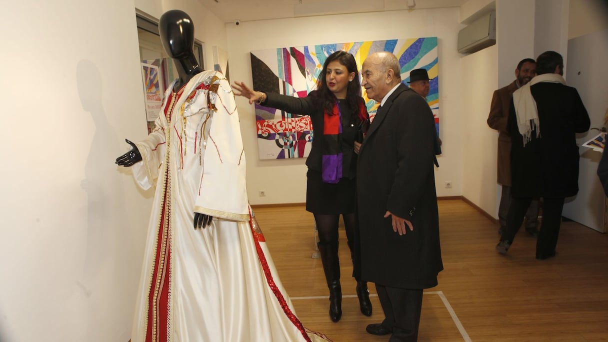 Présentation d'un caftan décoré à la galerie Marsam.

