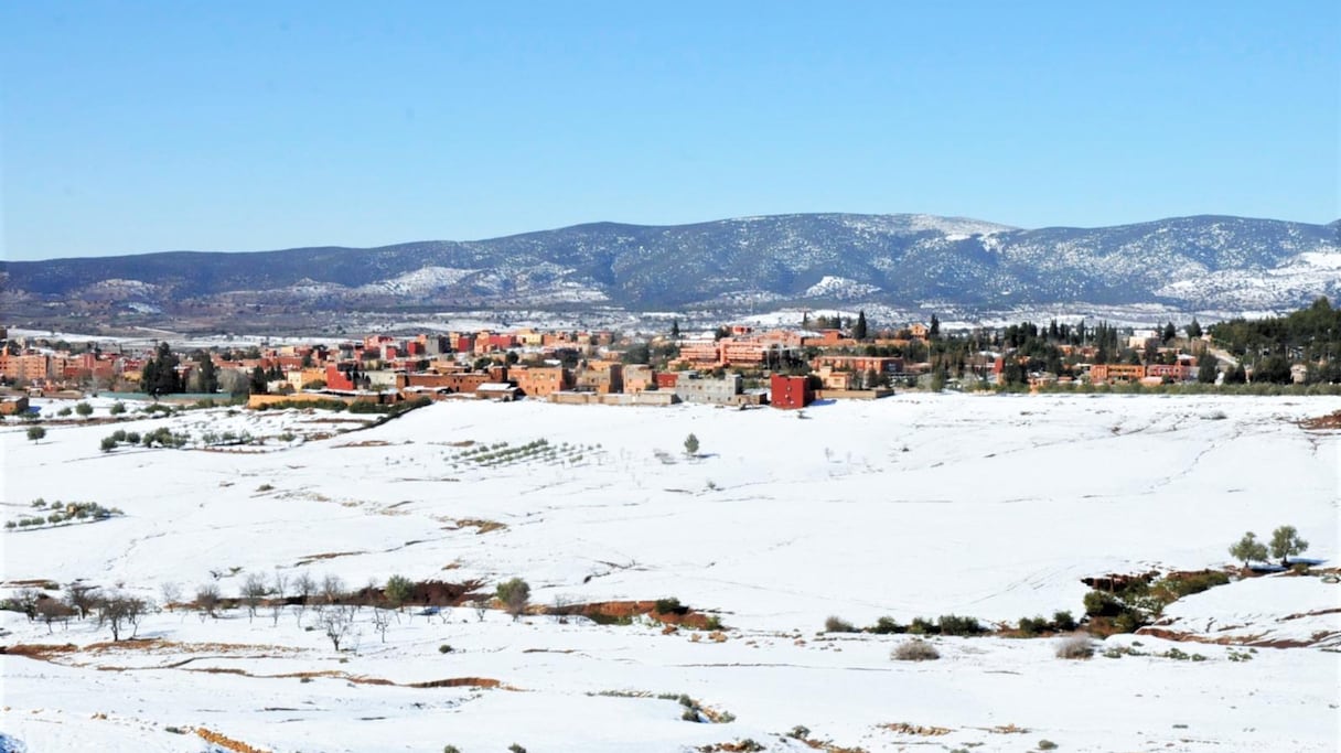 La neige s'invite au centre-ville d'Azilal.
