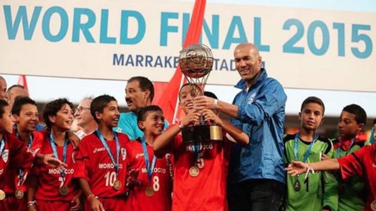 Le Ballon d'Or 1998, Zinedine Zidane a remis le trophée aux jeunes marocains, vainqueurs de la Danone Cup, à Marrakech.
