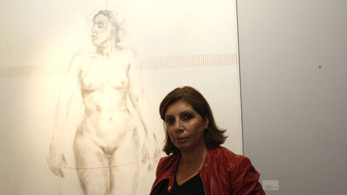 Lecture dans le corps d'une tisserande du temps prise aux fils du temps et de la mémoire. Les présences de Amina Reki laissent éclater le talent de l'artiste et s'emparent de l'âme du spectateur.
