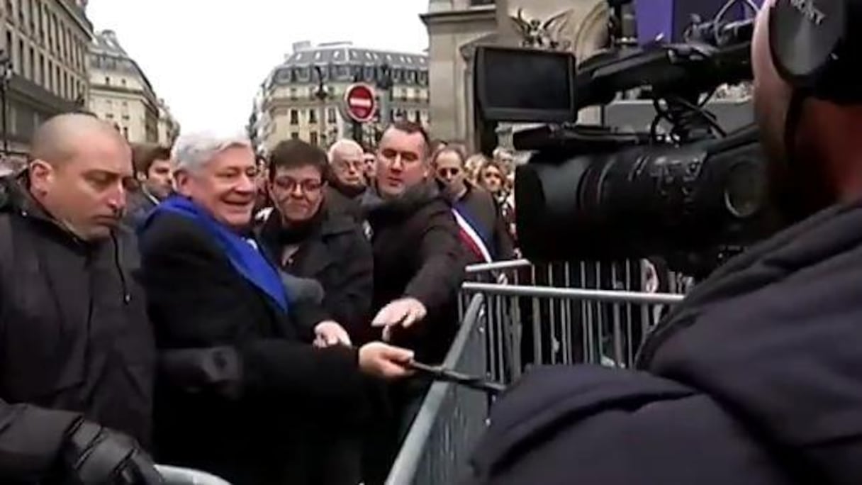 Bruno Gollnisch, député européen et membre du FN, agresse des journalistes de Canal +. 
