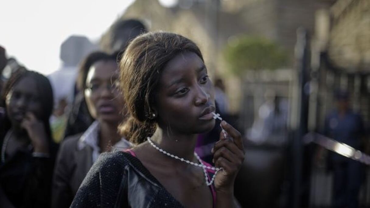 1er prix "People" : La photo de cette jeune femme venue se recueillir, le 13 décembre 2013, en Afrique du Sud, sur la dépouille de Nelson Mandela. 
