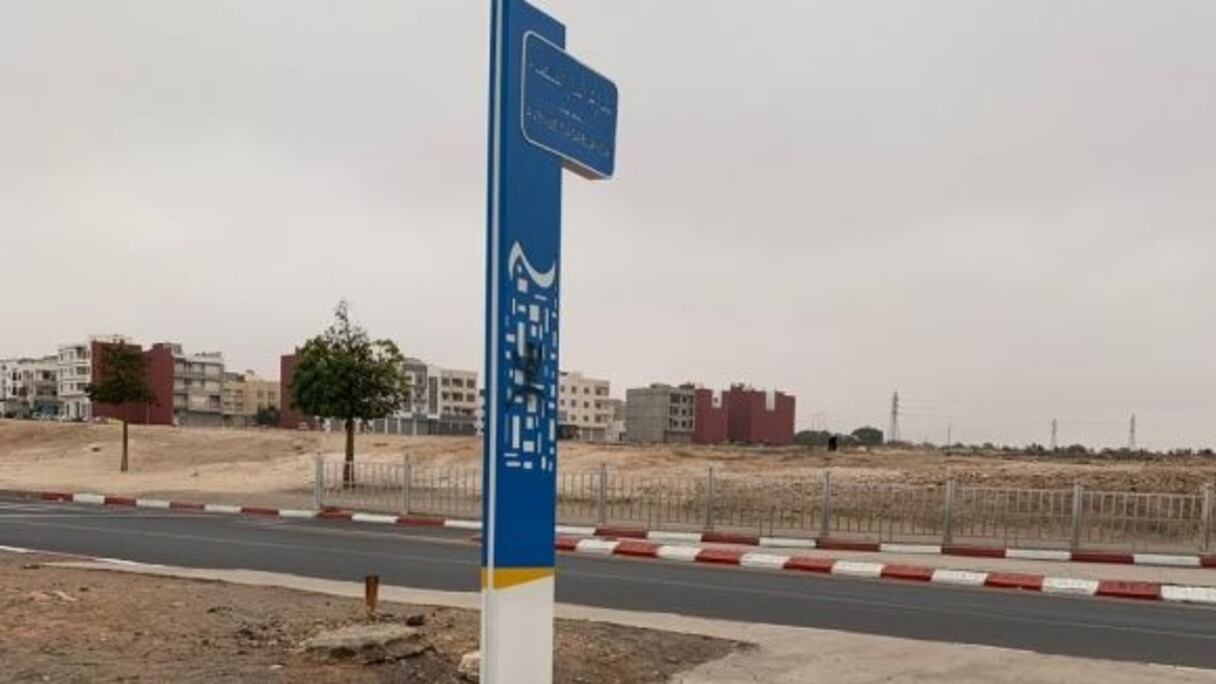 Plaque vandalisée car ne comportant pas les caractères Tifinagh. 
