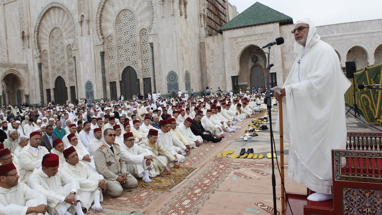 L'imam s'apprête à présider la prière devant la foule des fidèles.
