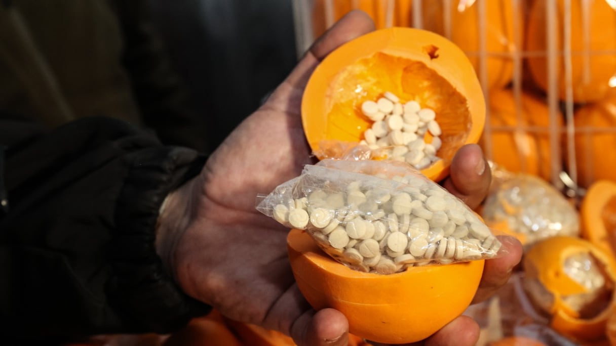 Oranges remplies de pilules de captagon, dissimulées dans des boîtes contenant des fruits entiers, une cargaison interceptée par les douanes et la brigade anti-drogue au port de Beyrouth, au Liban, le 29 décembre 2021.
