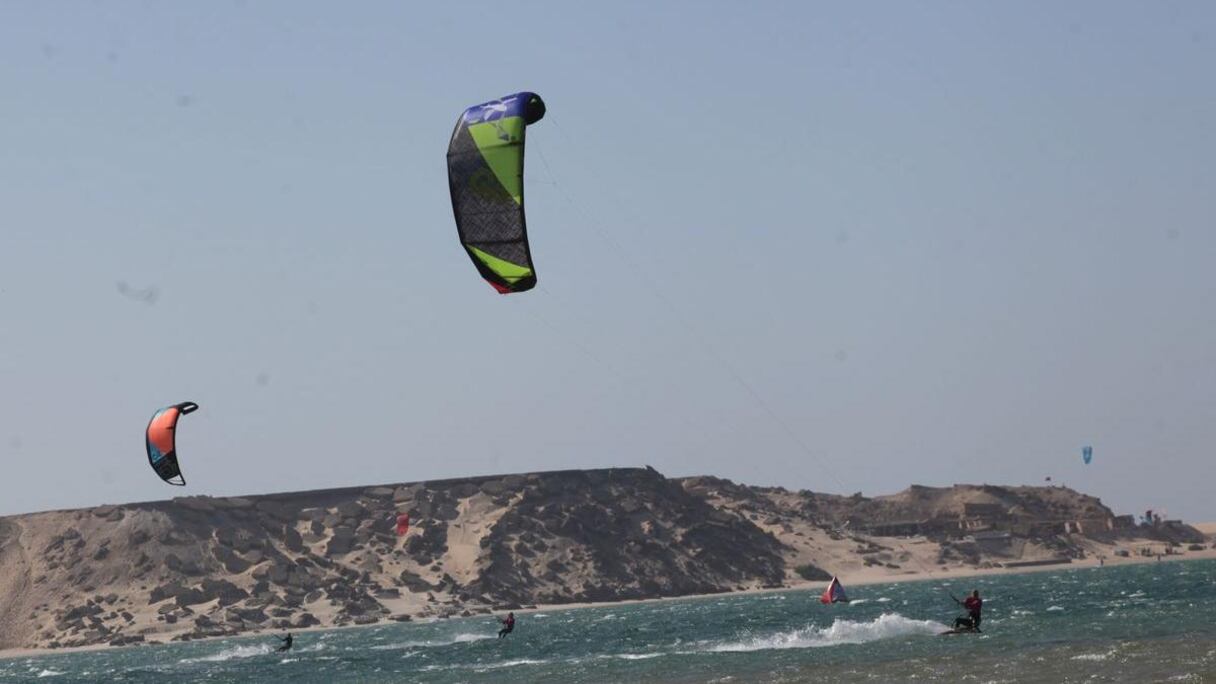 Le Kitesurf est un sport exigeant pour les bras mais également pour les jambes qui doivent assurer l'équilibre. 
