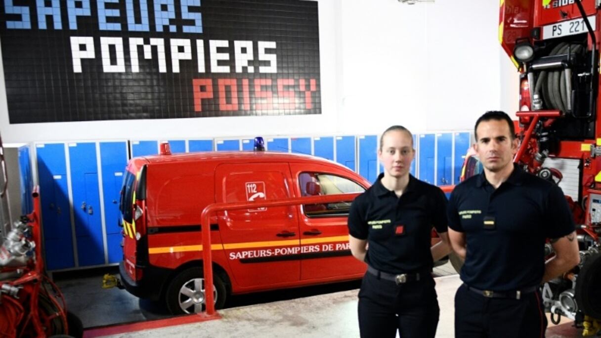 Les pompiers Myriam Chudzinski et Jérôme Demay le 17 avril 2019 à la caserne de Poissy à Paris, située tout près de la cathédrale Notre-Dame-de-Paris où ils furent parmi les premiers à intervenir lors de l'incendie.
