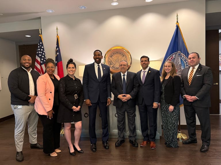 Lors de la rencontre entre Youssef Amrani, ambassadeur du Maroc aux Etats-Unis, le maire d'Atlanta Andre Dickens et les responsables locaux.