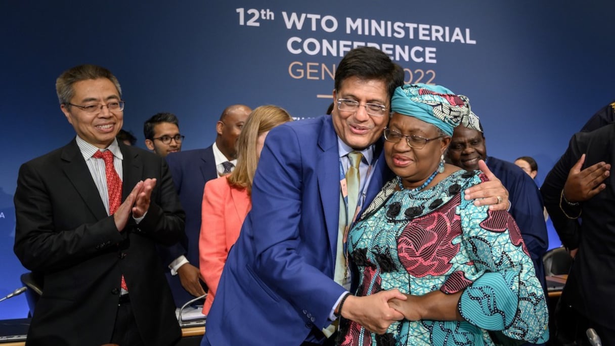 Le ministre indien du Commerce, Piyush Goyal, félicitant la directrice générale de l'OMC, Ngozi Okonjo-Iweala, à l'issue d'une conférence ministérielle au siège de l'OMC à Genève, le 17 juin 2022.
