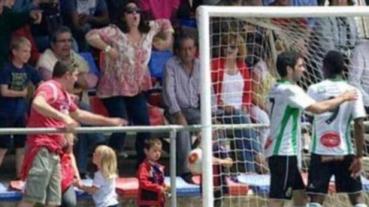 Une spectatrice imite un singe devant Mamadou Koné.