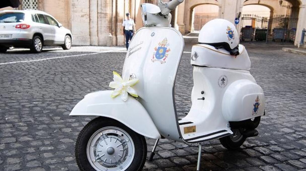 Une Vespa modèle50R.
