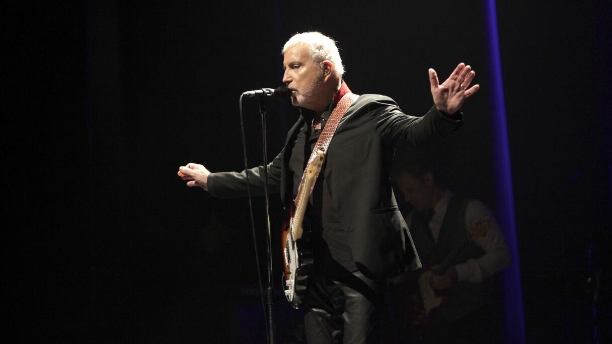 "Un cri qui vient de l'intérieur". Toutes les mémoires et cultures musicales sont là, allant à la rencontre des mondes que le chanteur, grand voyageur, a traversés, s'imprégnant de leurs hommes. Ses chansons, un hommage poétique qui fait l'"Etat des lieux".
