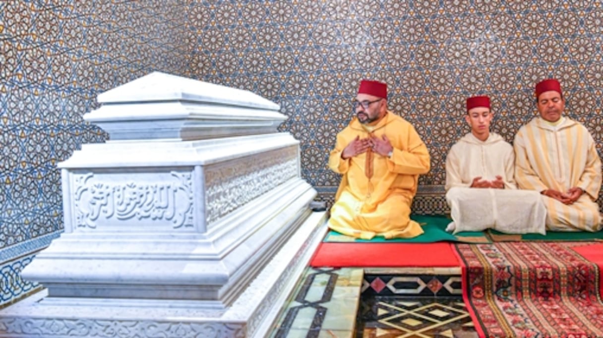 Le roi Mohammed VI, le prince héritier Moulay El Hassan et le prince Moulay Rachid, au Mausolée Mohammed V à Rabat.
