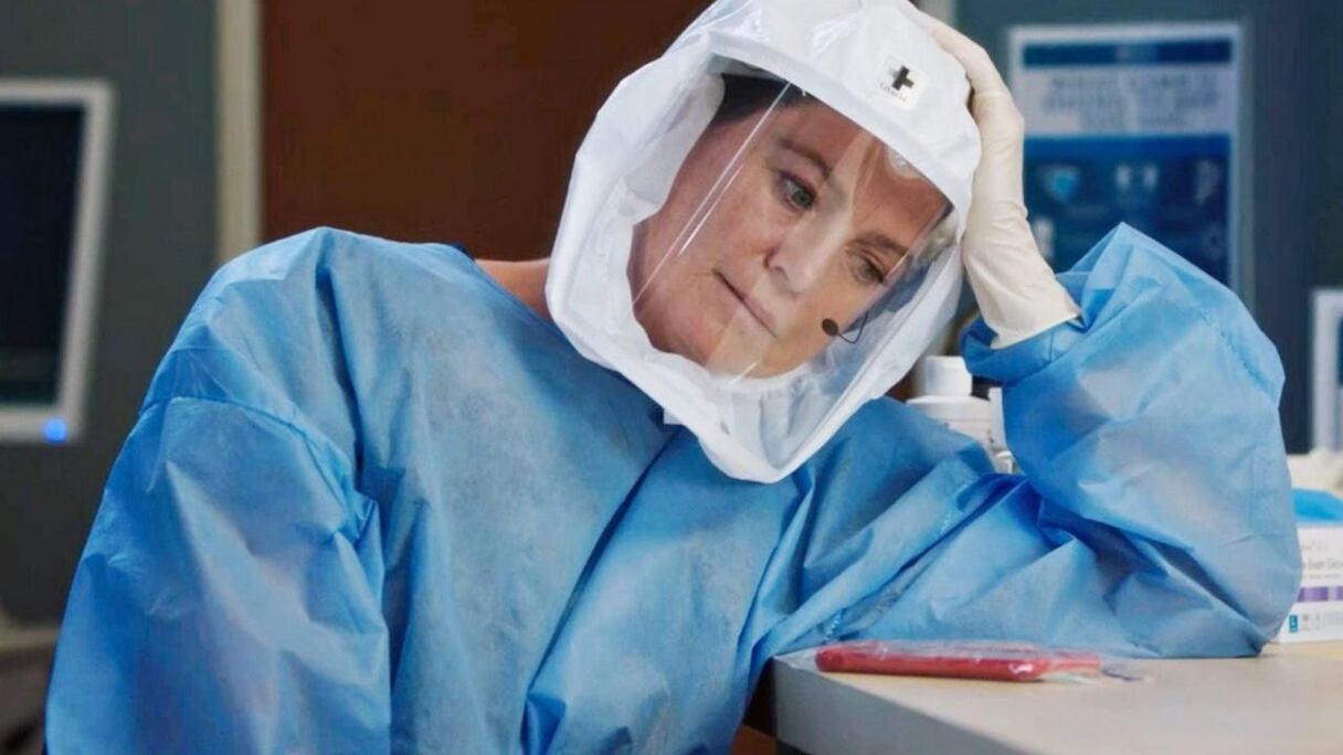 En tenue de cosmonaute, mais toujours glamour, les chirurgiens de "Grey's Anatomy" luttent contre la pandémie de Covid-19, dans la saison 17.
