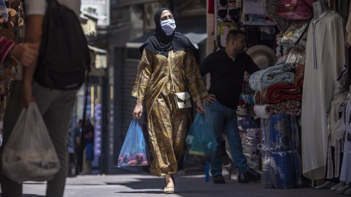 Le port du masque sanitaire est entré dans les habitudes de la majorité des Marocains, ici dans la médina de Tanger.
