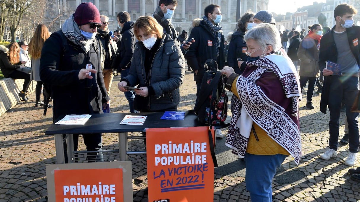 Rassemblement place de la République à Lille, dans le nord de la France, le 15 janvier 2022 pour promouvoir le mouvement de "la Primaire Populaire", appelant à l'unité des écologistes et de partis de gauche pour une candidature présidentielle.
