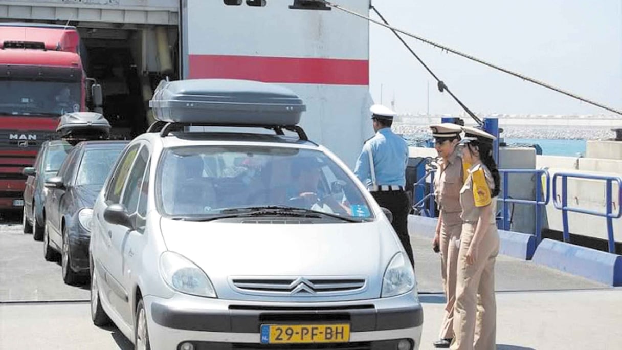 Accueil de MRE par des agents de la fondation Mohammed V pour la Solidarité, au port de Tanger Med, lors du déploiement du dispositif Marhaba, au cours de l'été 2017. 
