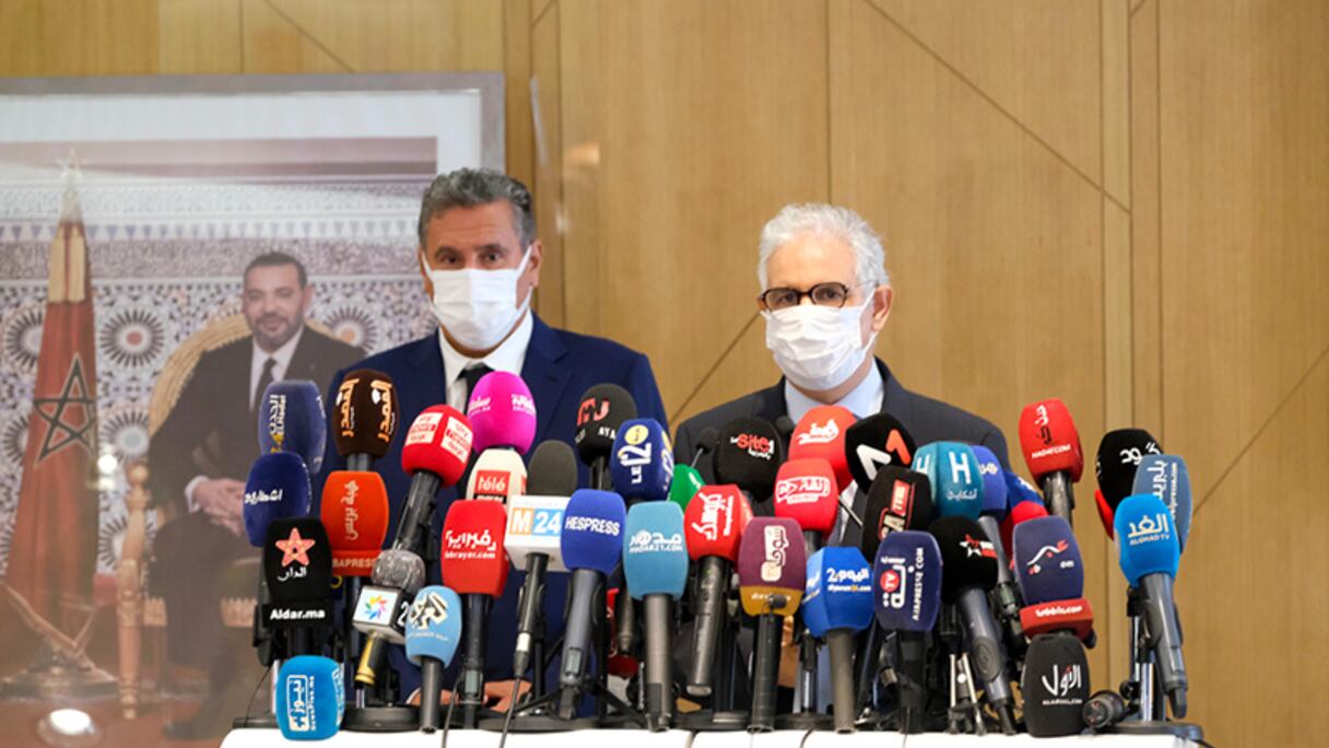 Aziz Akhannouch, président du RNI, et Nizar Baraka (à droite), secrétaire général de l'Istiqlal, à l'issue d'une consultation à propos de la formation du prochain gouvernement, à Rabat, le 13 septembre 2021.
