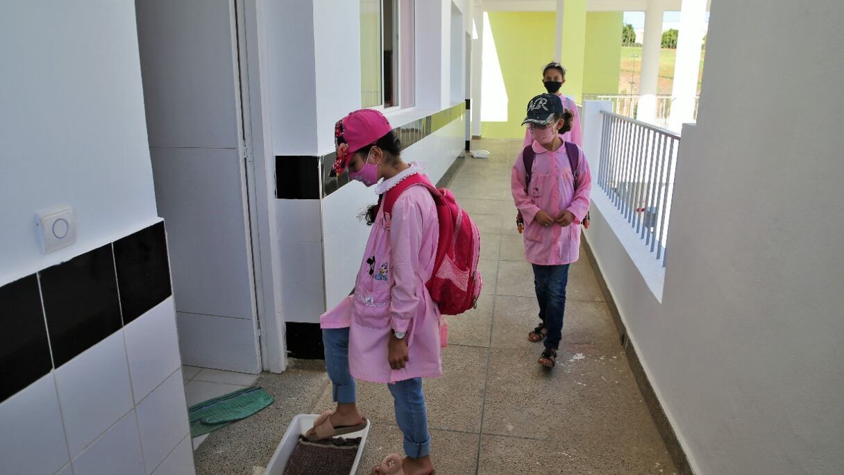 Des élèves de la ville de Tétouan se préparent à la rentrée scolaire 2020-2021, en respectant la distanciation sociale et les mesures sanitaires et préventives contre la pandémie du Coronavirus (photo d'archive prise le 10 septembre 2020).
