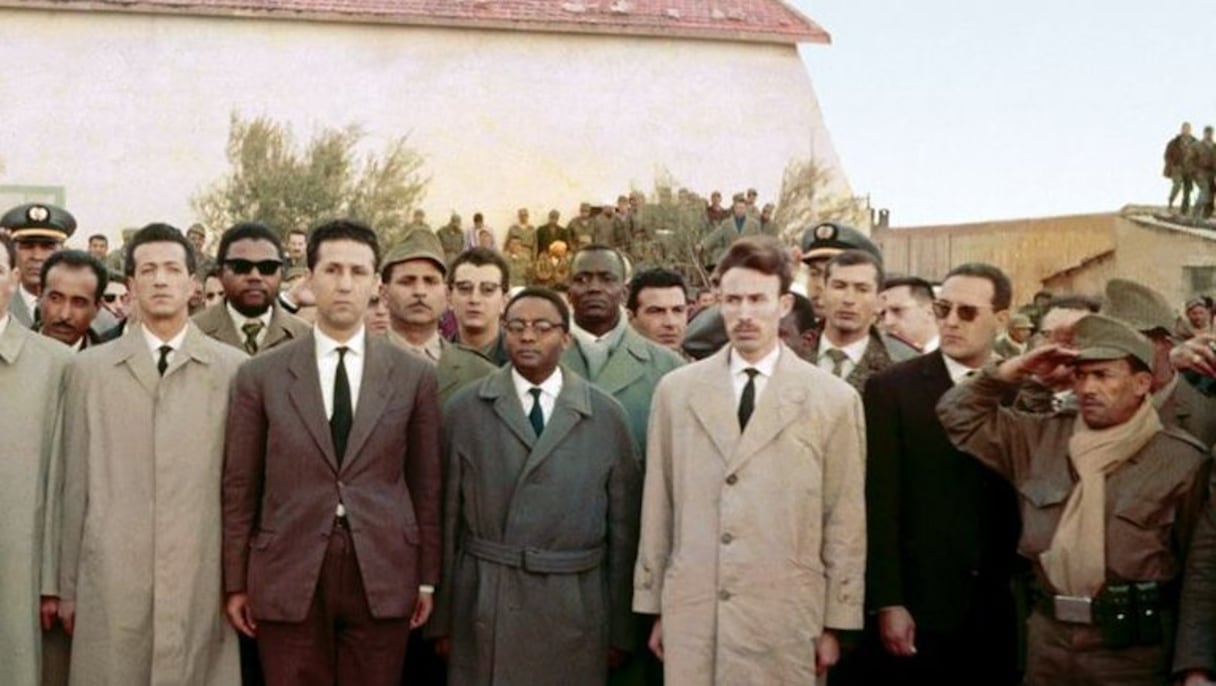 L'ancien chef d'Etat sud-africain apparait sur cette photo au deuxième rang (en lunettes noires), aux côtés de Amed Ben Bella, Houari Boumedienne et Mohamed Boudiaf dans une des fermes de la famille Bouabellah (Belhadi) à Oujda utilisée à l'époque par le FLN au Maroc.
