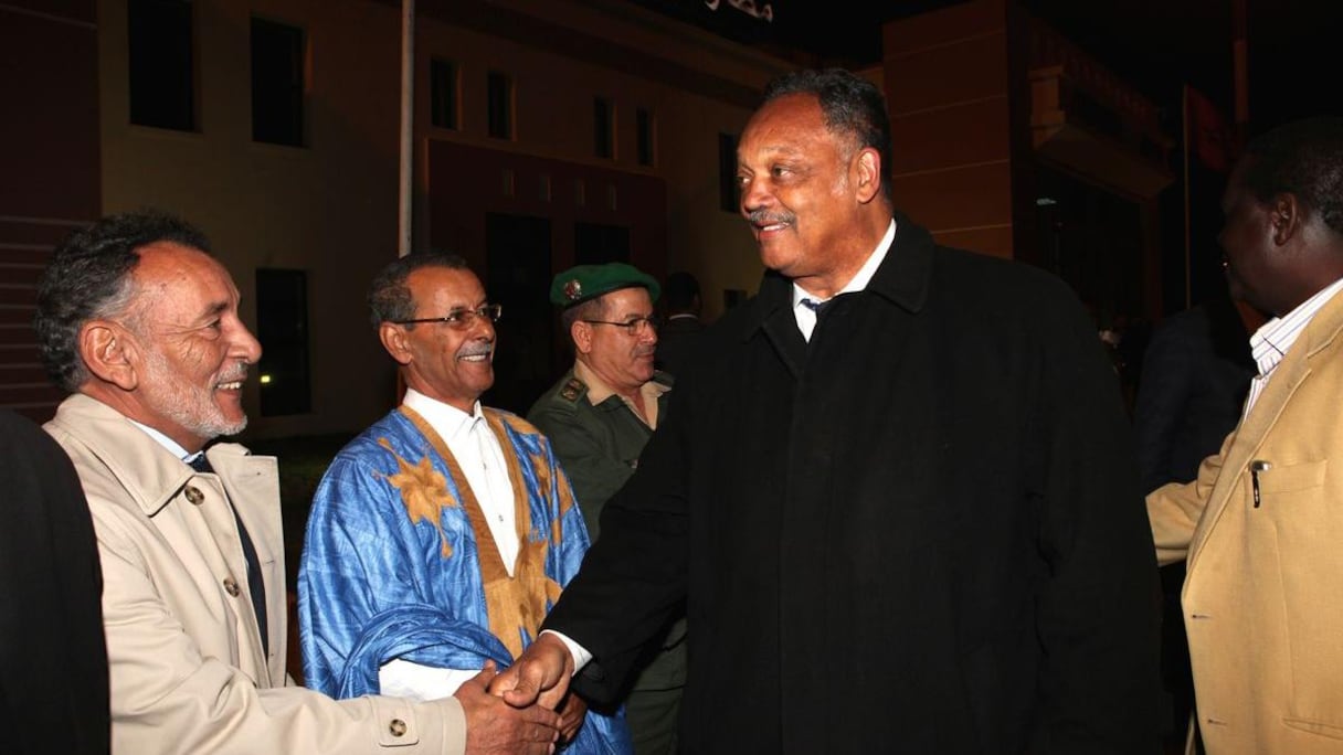 Jesse Jackson, 1er afro-américain à être candidat à la présidence des Etats-Unis, accueilli par les notables de Dakhla.
