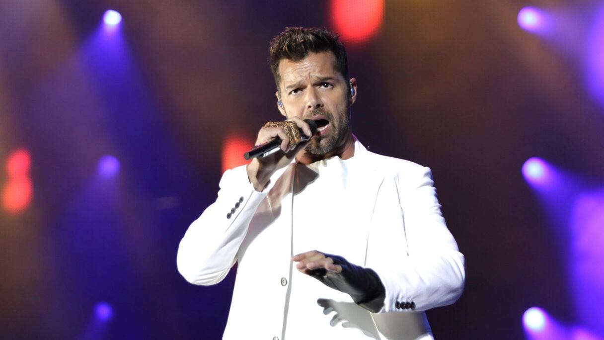 Entre deux morceaux endiablés, le crooner latino happe les coeurs de sa voix glissant sur des mélodies lentes et onduleuses.
