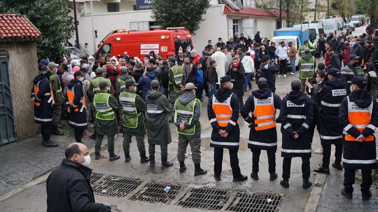 Les forces de l'ordre et les pompiers présents dans la zone du drame de l'atelier de confection de Tanger.
