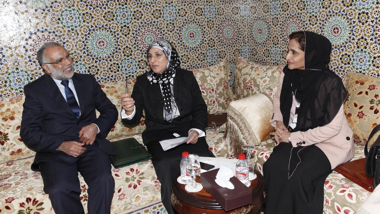 Abdellah Baha, Bassima Hakkaoui et Sheikha Seif Al-Shami font le point avant le début de la séance d'ouverture.
