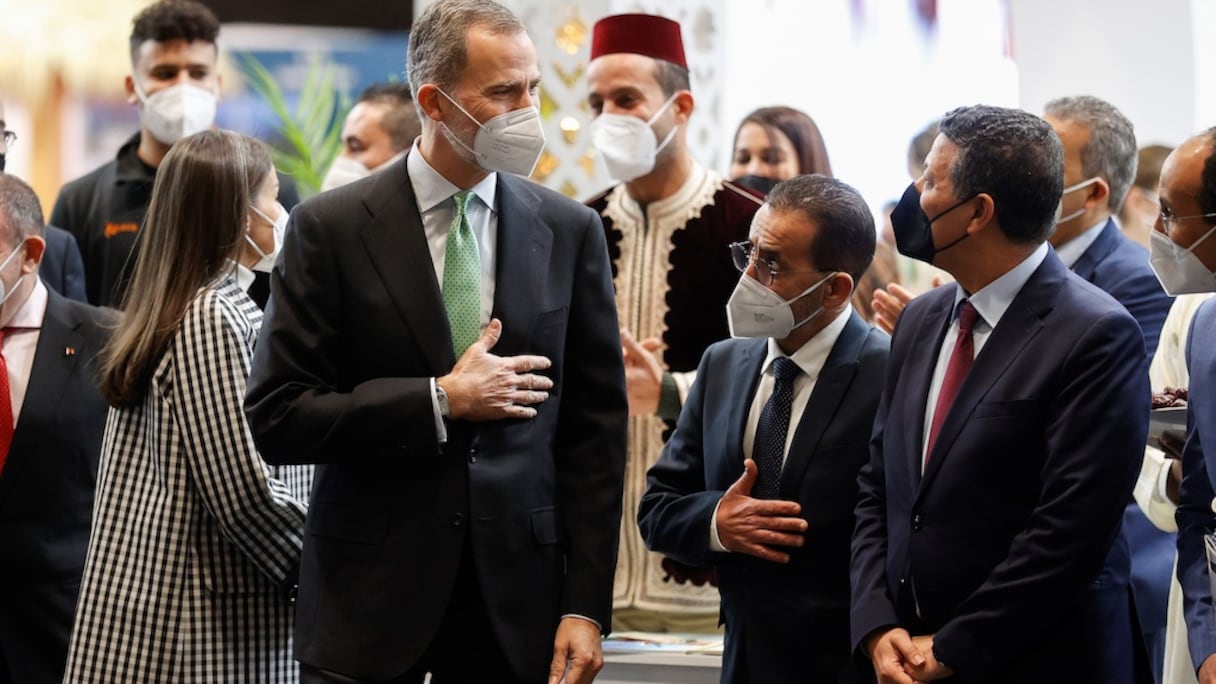 Le roi d'Espagne Felipe VI et la reine Letizia visitent le pavillon du Maroc au Salon international du tourisme de Madrid (Fitur), le 19 janvier 2022.
