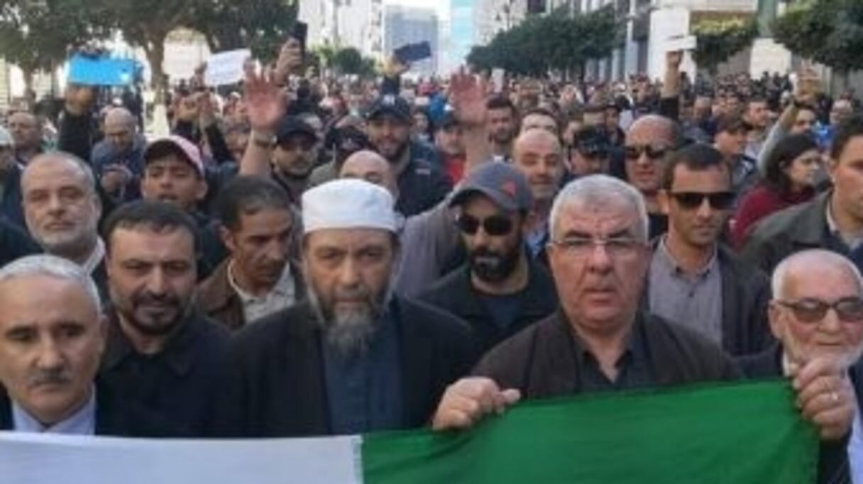 Des milliers d'Algériens manifestent contre un 5e mandat de Bouteflika.
