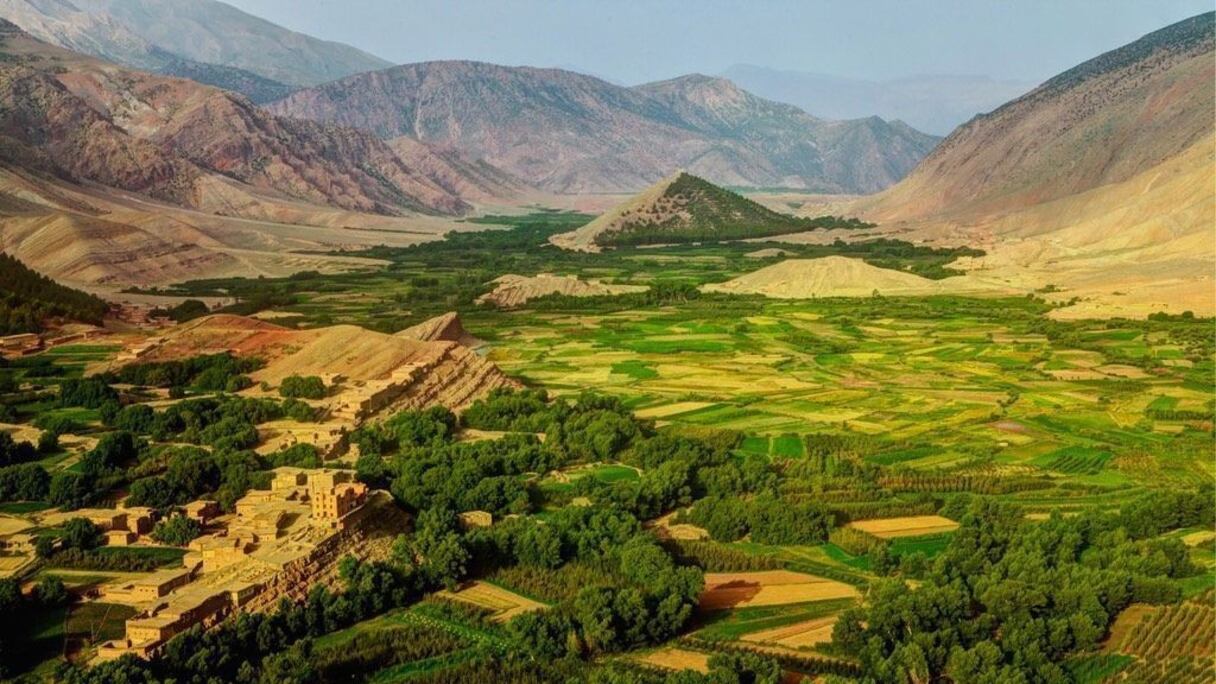 Vallée des Aït Bougmez (Haut Atlas), au pied du jbel M'Goun, troisième sommet du Maroc (4.071 m). Près du douar Ibakalloune, des empreintes de diplodocus et de spinosaures, ayant vécu au Jurassique supérieur, il y a 154 millions d'années, peuvent être admirées.