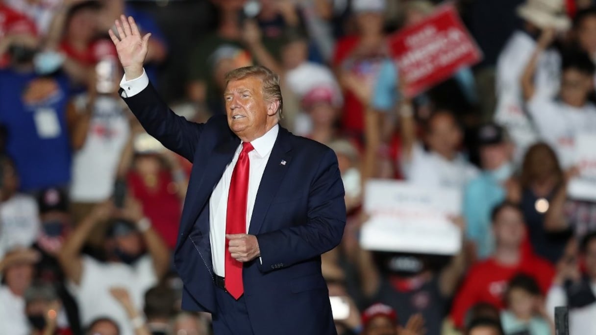 Donald Trump s'adresse à la foule au cours d'un meeting électoral le lundi 12 octobre 2020 à Sanford, en Floride. 
