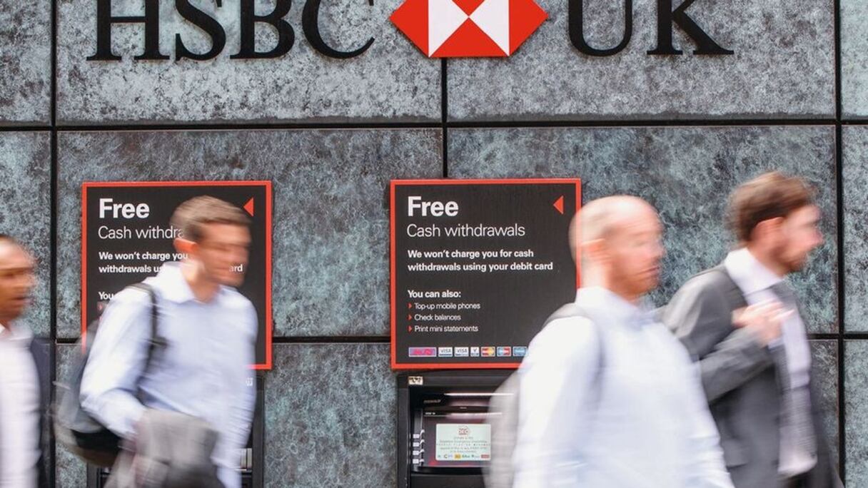 Près de l'entrée du siège social de HSBC, dans la city de Londres. 

