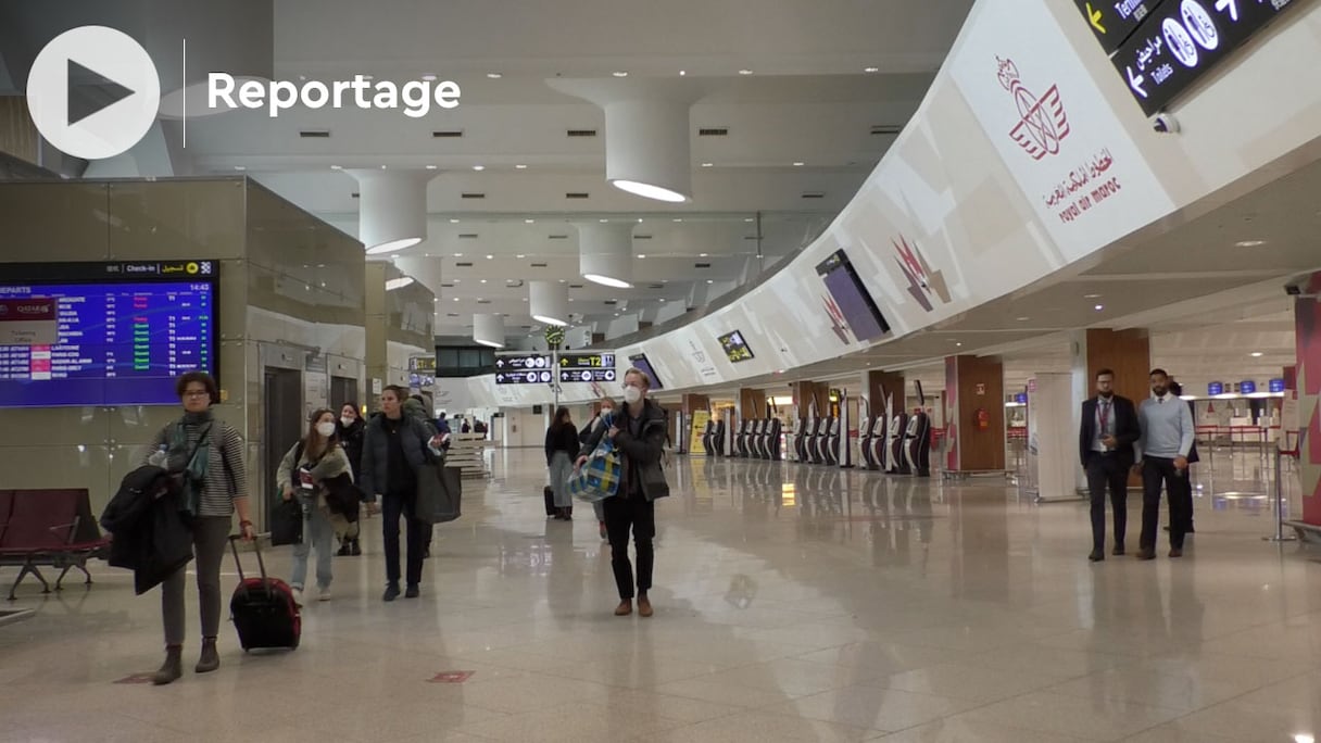 Des passagers à l'aéroport de Casablanca.
