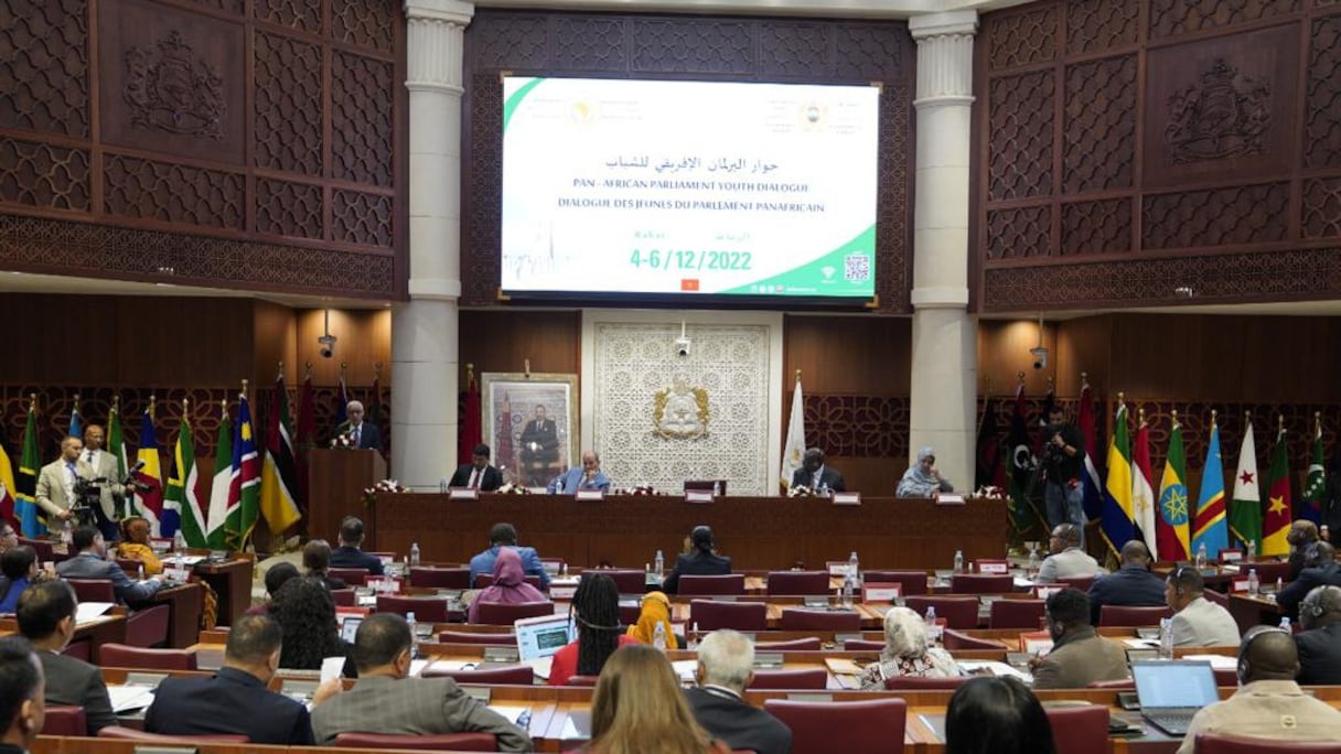 Cérémonie d'ouverture de la seconde édition du dialogue des jeunes du Parlement panafricain, au Parlement du Royaume, à Rabat, le 4 décembre 2022. 
