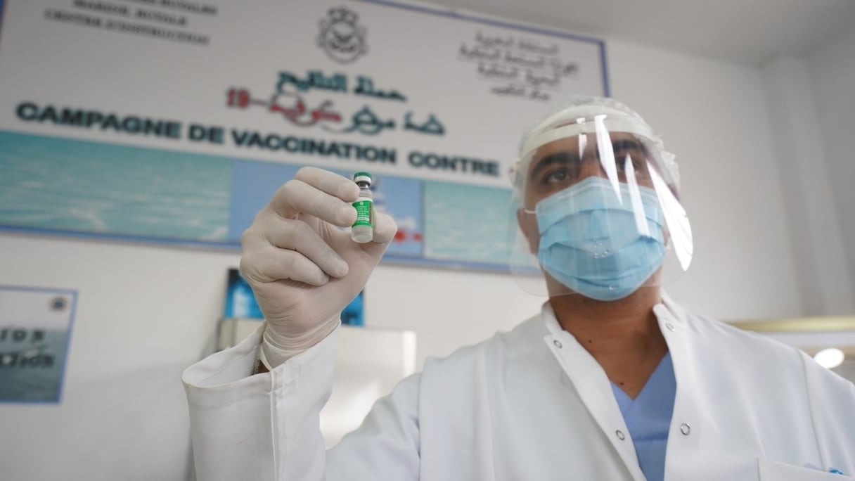 Un praticien de santé tient une dose d'un vaccin anti-Covid-19, au cours d'une opération de vaccination des troupes et des officiers de la Marine royale.
