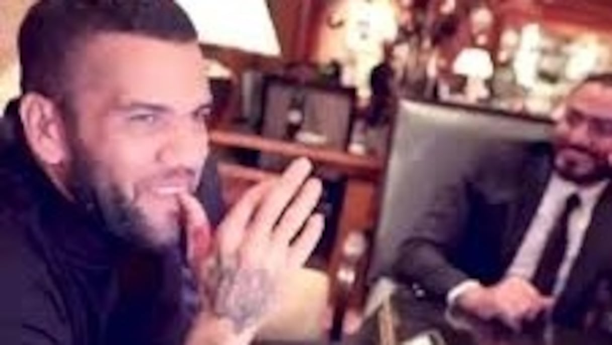 Dani Alves et Tamer Hosni au Caire, vendredi 20 décembre.
