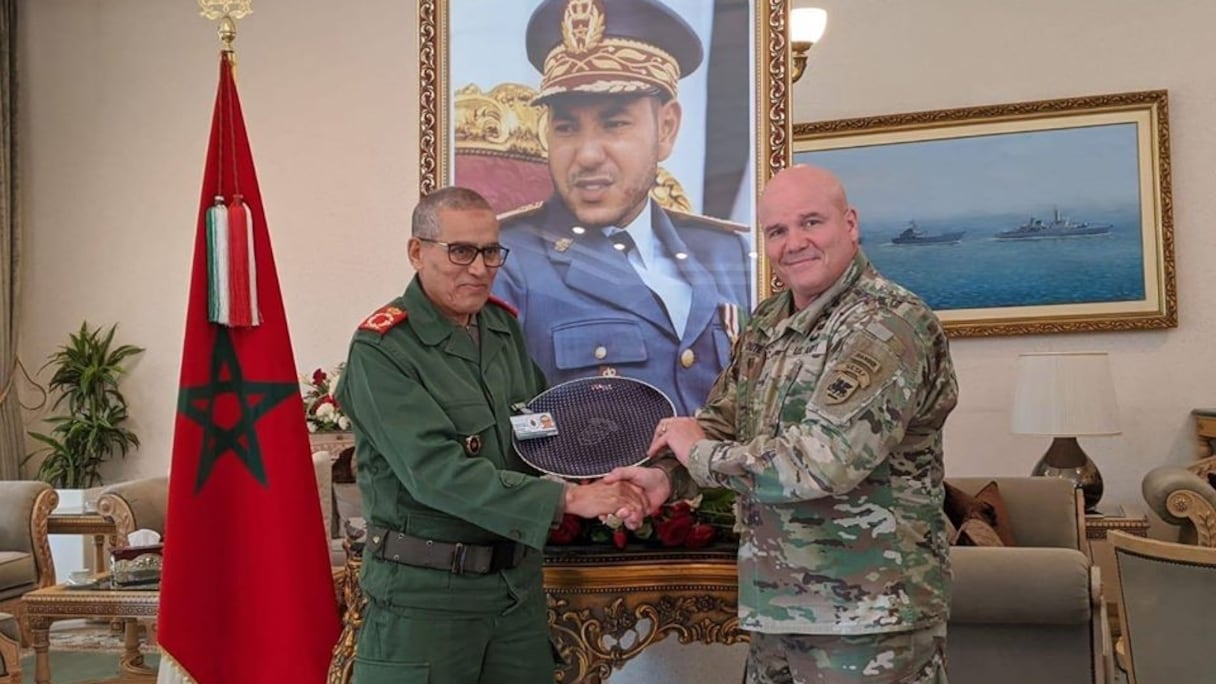 Poignée de mains échangée entre le Général de division, Commandant de la Zone Sud, Belkheïr Farouk, et le Commandant des forces terrestres du Commandement des États-Unis pour l'Afrique (AFRICOM), le Général-Major Roger Cloutier. 
