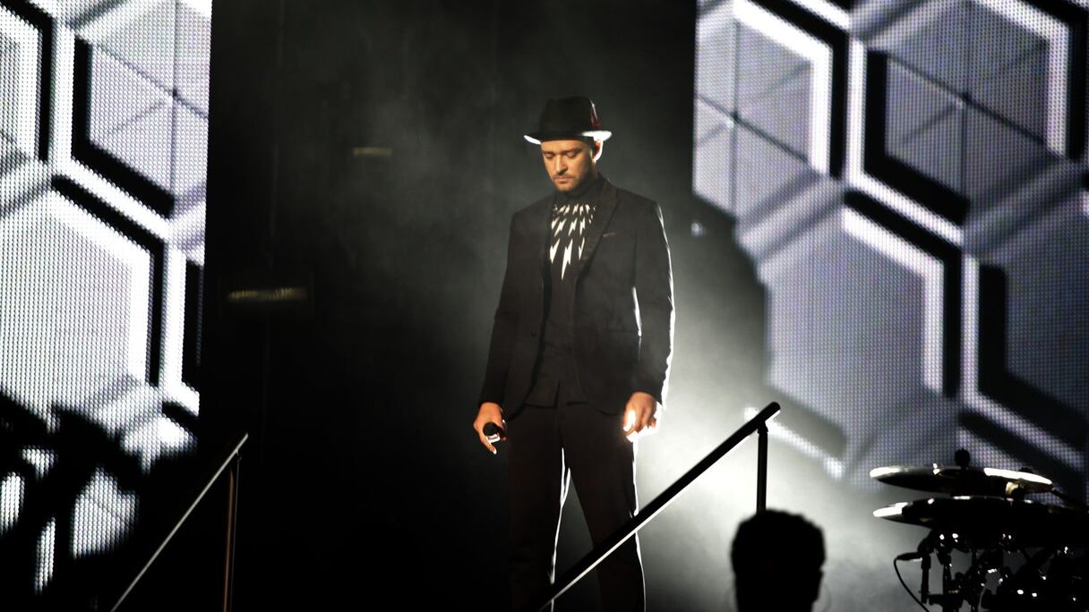 Enfin, le moment tant attendu! Justin Timberlake, tout de noir vêtu, apparaît dans un halo de lumières savamment tamisées, sous les cris et les applaudissements d'un public en délire qui lui a réservé un accueil fabuleux!
