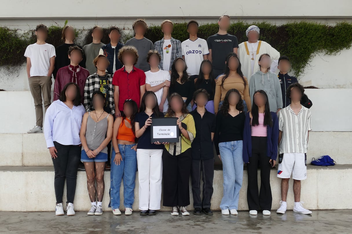 Photo de classe pour le Year Book 2023 du Lycée Descartes, sur laquelle les élèves pouvaient porter les habits de leur choix, parmi lesquels une jellaba (au second plan à droite).