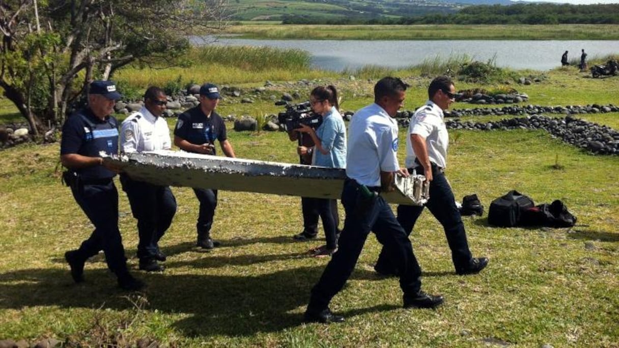 Un débris d'un appareil retrouvé sur une plage de La Réunion le 29 juillet 2015.
